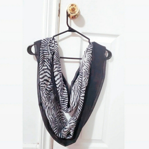 Geri lightweight scarf - Picture 1 of 2